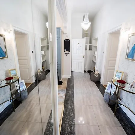 Luxury Designer Period In Old Town By The Presidential Palace Апартаменты
