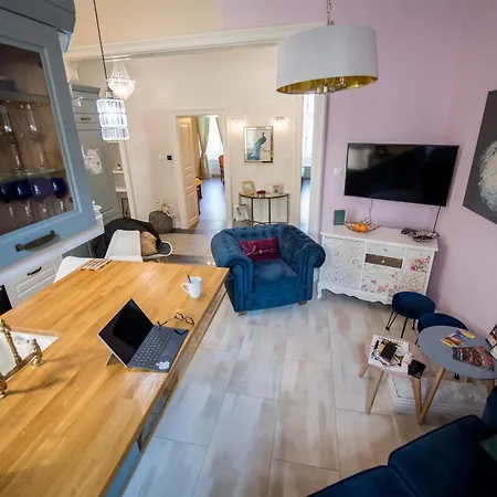 Luxury Designer Period In Old Town By The Presidential Palace Apartment *