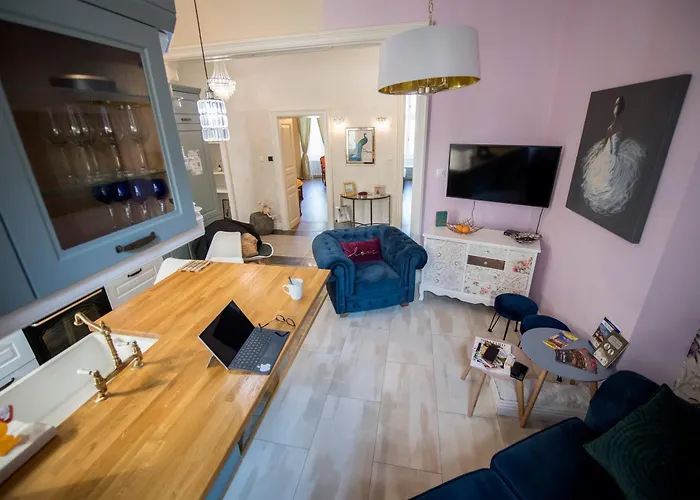 Luxury Designer Period In Old Town By The Presidential Palace Apartament *